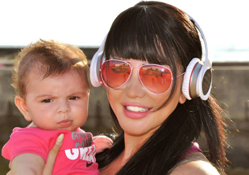 بالصور .. جيني إسبر تظهر مع طفلتها ساندي